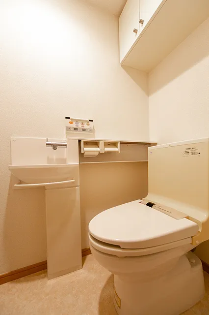 York Residence - Interior - ["Toilet seat", "Plumbing fixture", "Flooring"]