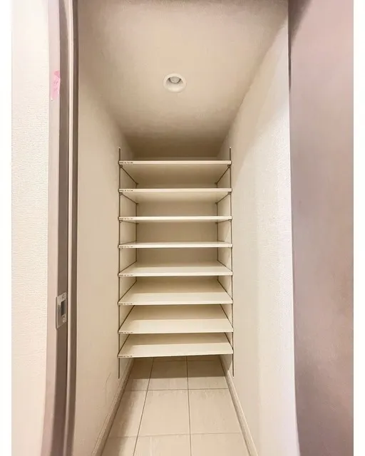 Comforia Liv Sumiyoshi Chida - Interior - ["Wood", "Flooring", "Shelving"]