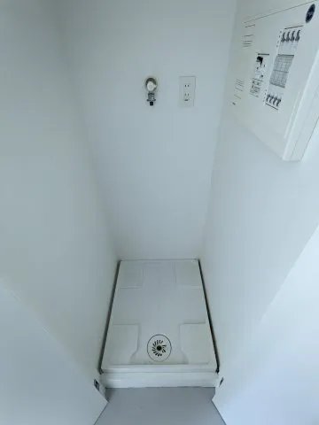 Faret Yoyogi Uehara - Interior - ["White", "Floor", "Flooring"]