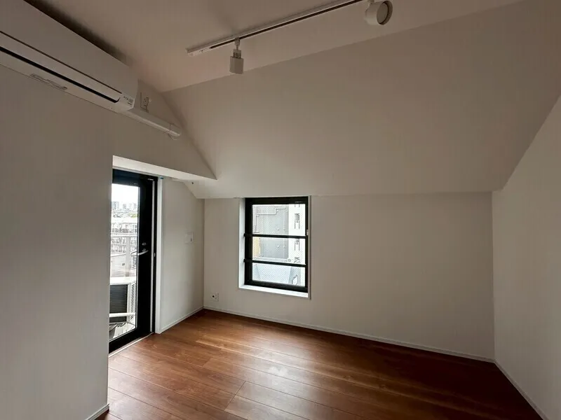 Lumique Omori - Interior - ["Flooring", "Wood", "Ceiling"]
