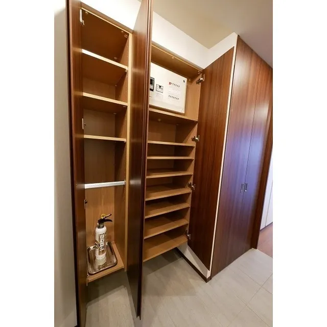 Comforia Shinjuku East Side Tower - Interior - ["Furniture", "Shelf", "Room"]