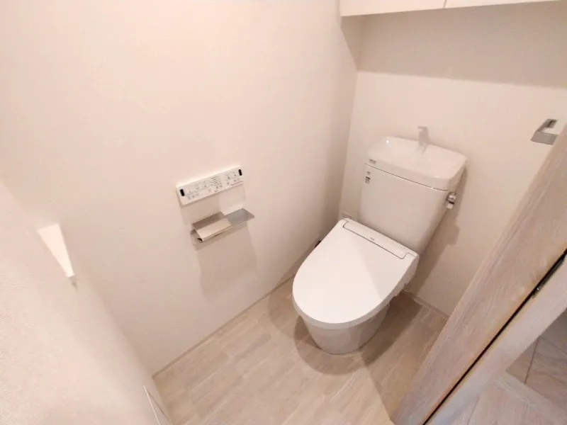 Season Flats Oshiage Terrace - Interior - ["Toilet seat", "Toilet", "Flooring"]