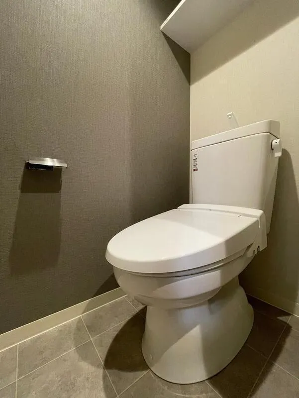LUMIEC un Toyocho - Interior - ["Toilet seat", "Toilet", "Plumbing fixture"]