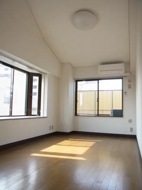 Maison Iwasaki No. 2 - Interior - ["Flooring", "Floor", "Wall"]