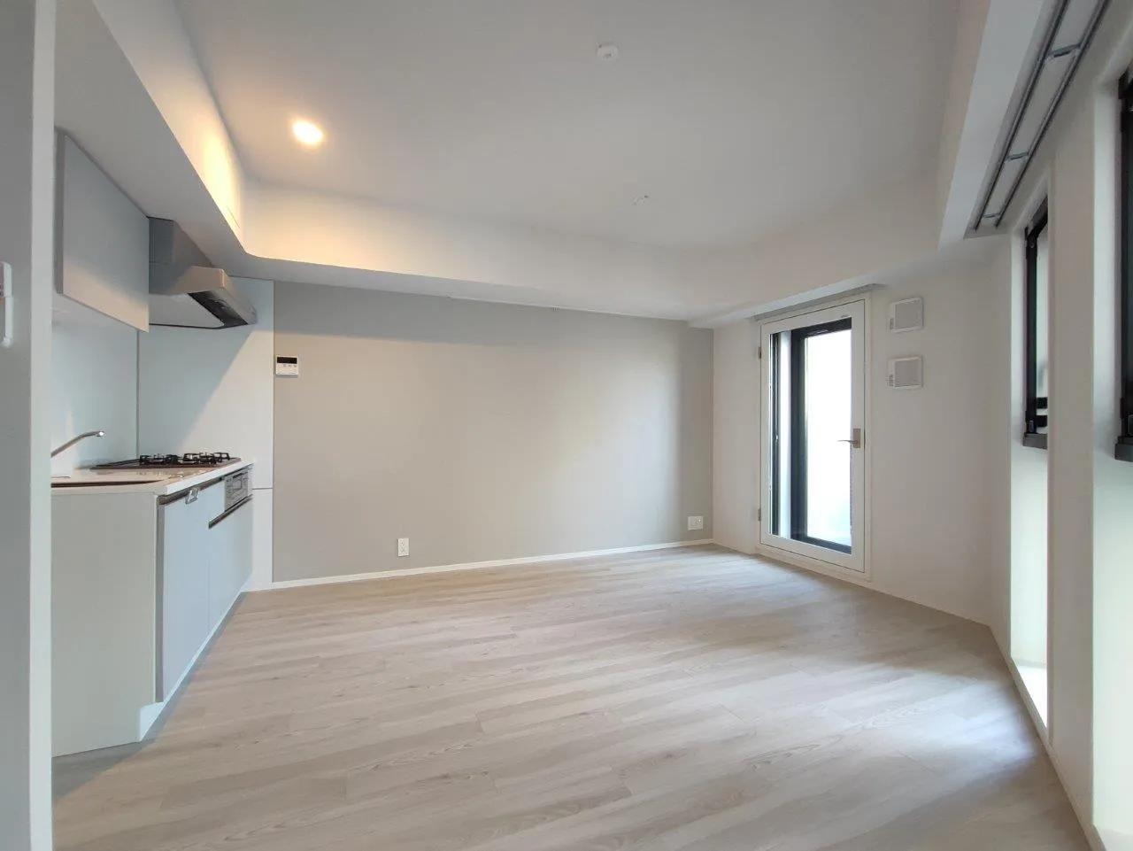 Cross Residence Takadanobaba - Interior - ["Fixture", "Wood", "Window"]