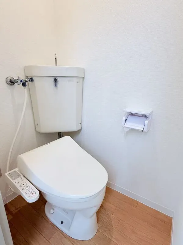 Tsukasa Corporas - Interior - ["Toilet seat", "Toilet", "Bathroom"]