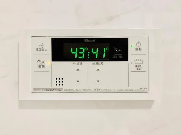 YOU I COURT - Interior - ["Thermostat", "Rectangle", "Electronic device"]