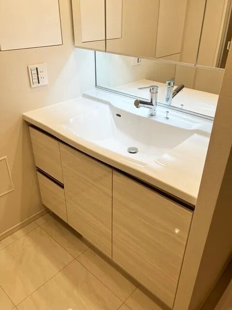 Grand City Tower Tsukishima - Interior - ["Bathroom Sink", "Flooring", "Bathroom cabinet"]