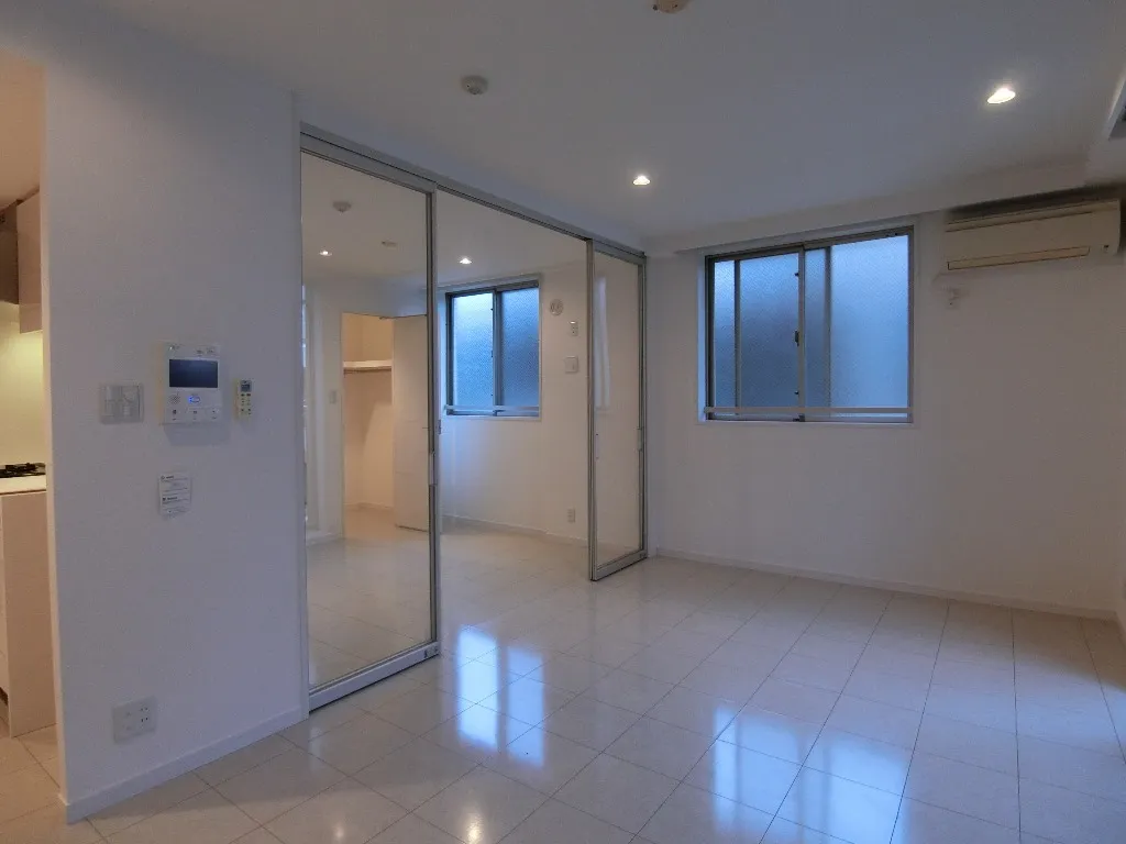 Doue Yoyogi - Interior - ["Window", "Fixture", "Building"]