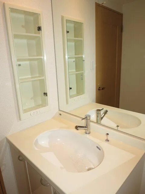 Due Nerima - Interior - ["Brown", "Mirror", "Sink"]