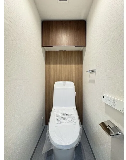 Comfortia Liv Bunkyo Sendagi - Interior - ["Toilet seat", "Flooring", "Toilet"]
