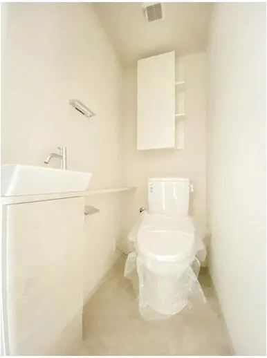 Royal Parks Shinagawa - Interior - ["Toilet seat", "Flooring", "Floor"]