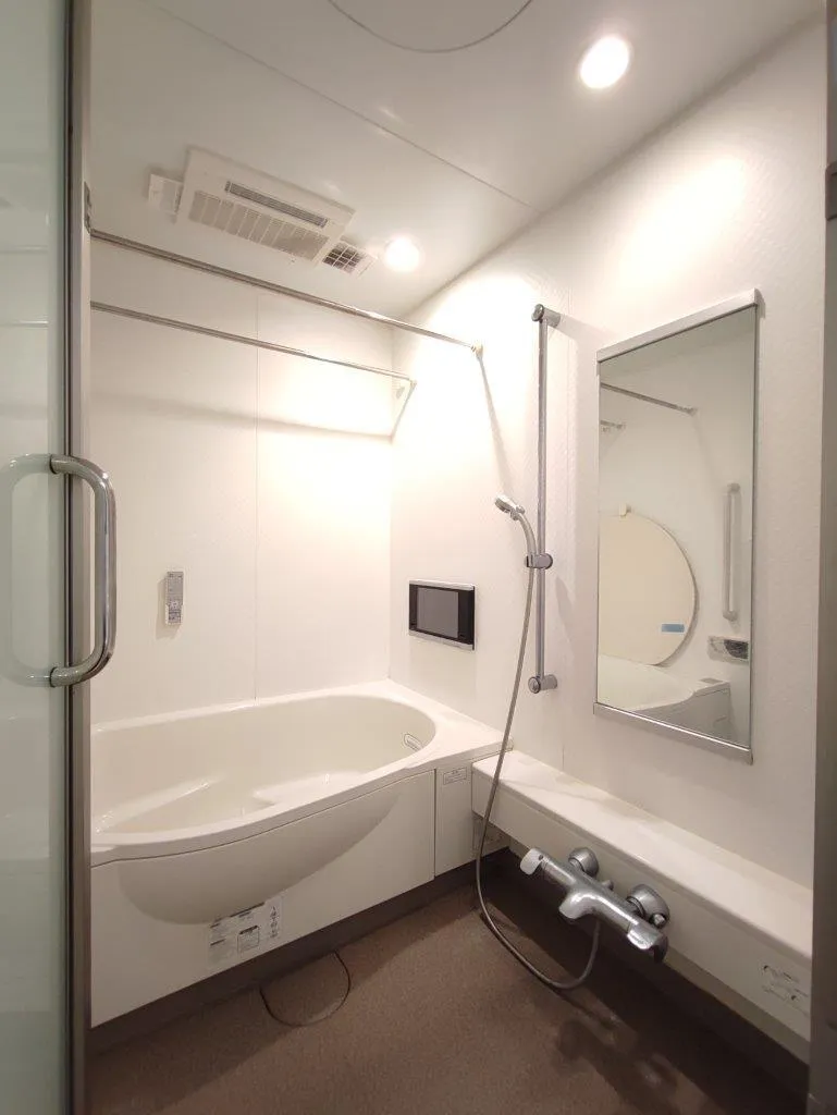 Residence Yoyogi Park - Interior - ["Mirror", "Plumbing fixture", "Building"]