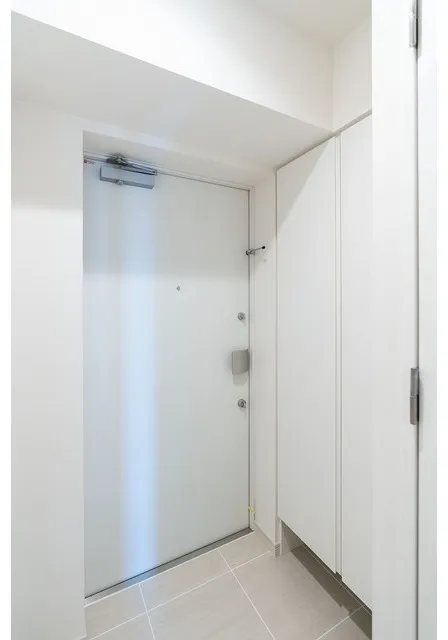 Comforia Oji - Interior - ["Building", "Fixture", "Door"]