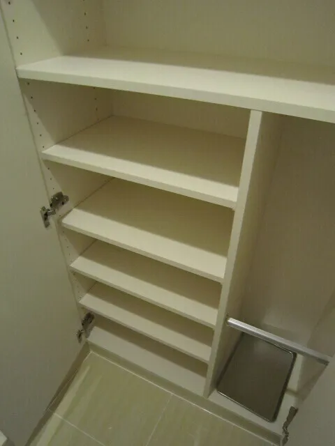 Casa Splendid Shin-Nakano - Interior - ["Wood", "Shelving", "Flooring"]