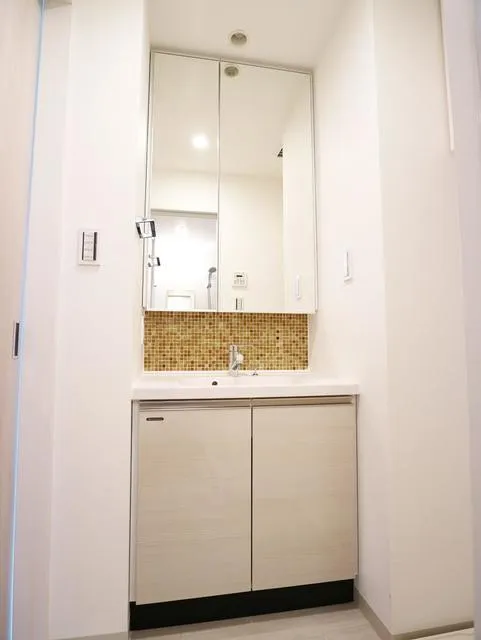 Park Rule Kanda-Tsukasamachi Ronde - Interior - ["Mirror", "Cabinetry", "Bathroom cabinet"]