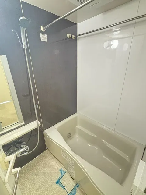 Residia Tsukishima II - Interior - ["Bathtub", "Plumbing fixture", "Flooring"]