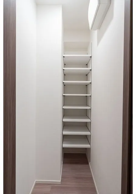 Comforia Takenotsuka East - Interior - ["Wood", "Shelving", "Shelf"]