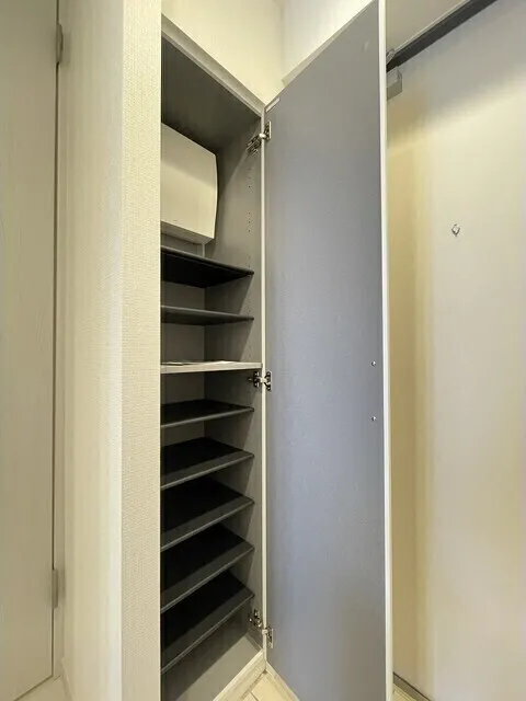 Comforia Liv Ueno - Interior - ["Wood", "Flooring", "Shelving"]