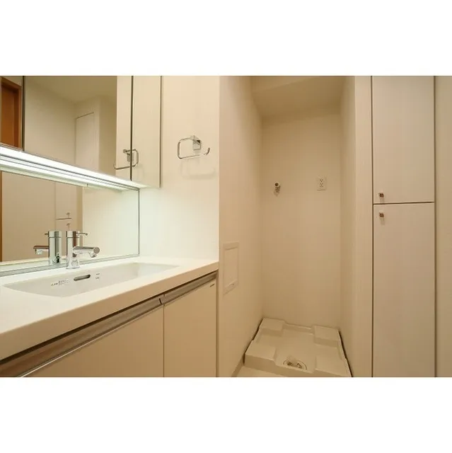 Comforia Kasuga Tomisaka - Interior - ["Sink", "Tap", "Mirror"]