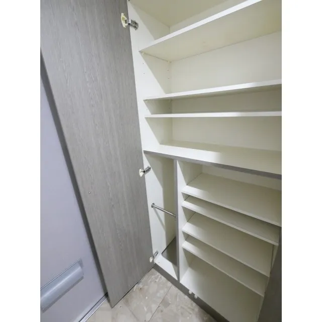 LOOP-M - Interior - ["Shelf", "Wood", "Shelving"]