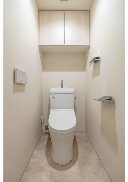 LUMIEC HONCHO WEST - Interior - ["Toilet seat", "Toilet", "Plumbing fixture"]