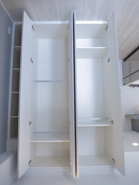 Le Fon Progres Ueno Park - Interior - ["Shelving", "Wood", "Shelf"]