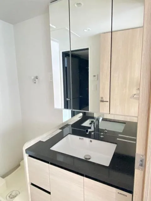 Charlie Ochanomizu - Interior - ["Mirror", "Tap", "Sink"]