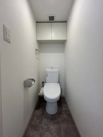 El Faro Nakano Arai Yakushi - Interior - ["Toilet seat", "Toilet", "Plumbing fixture"]