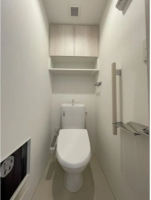 Comforia Liv Hirai MUTIO - Interior - ["Toilet seat", "Toilet", "Plumbing fixture"]