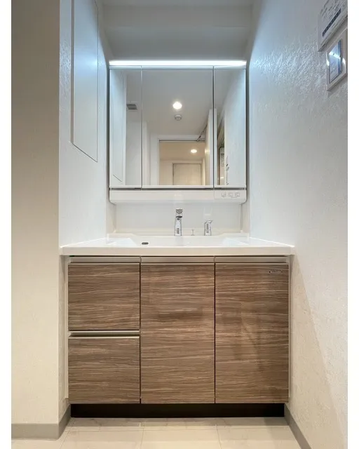 Comforia Liv Bunkyo Gokokuji - Interior - ["Bathroom Sink", "Bathroom cabinet", "Flooring"]
