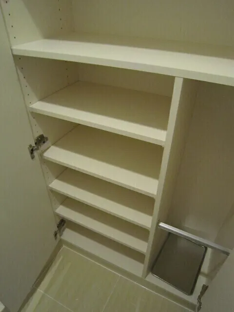 Casa Splendid Shin-Nakano - Interior - ["Wood", "Shelving", "Flooring"]