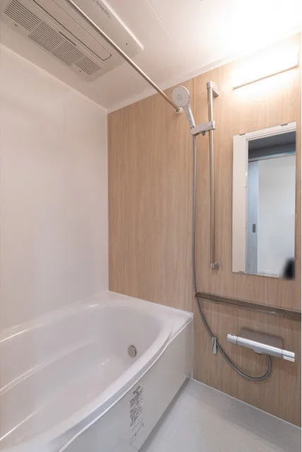 Comforia Nishiwaseda - Interior - ["Bathtub", "Mirror", "Plumbing fixture"]