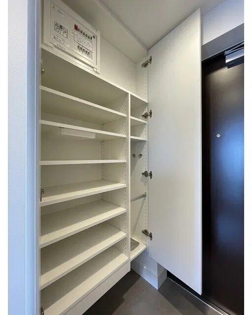 Stylio Kamata West - Interior - ["Wood", "Flooring", "Shelving"]