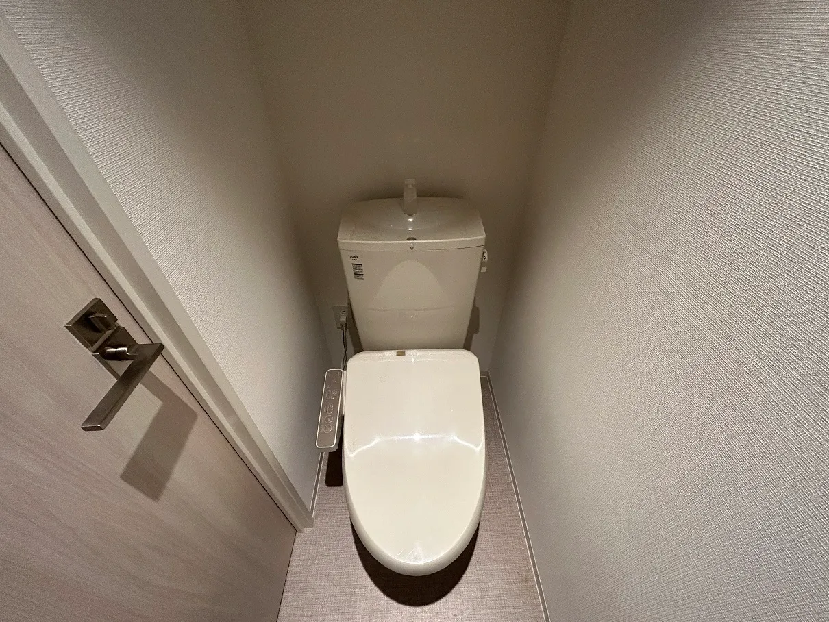 Gran Casa Sumiyoshi II - Interior - ["Toilet seat", "Toilet", "Flooring"]