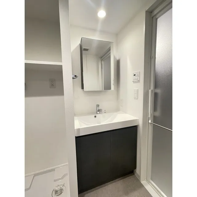 Comforia Kamimeguro - Interior - ["Mirror", "Sink", "Tap"]