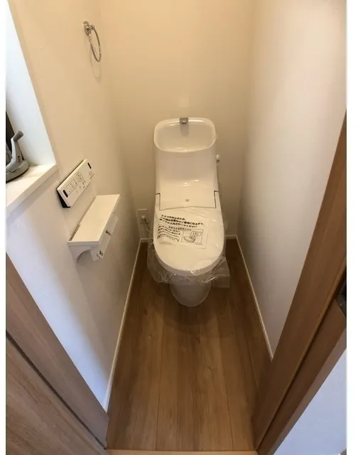 Kolet Oyama #02 - Interior - ["Toilet seat", "Toilet", "Plumbing fixture"]