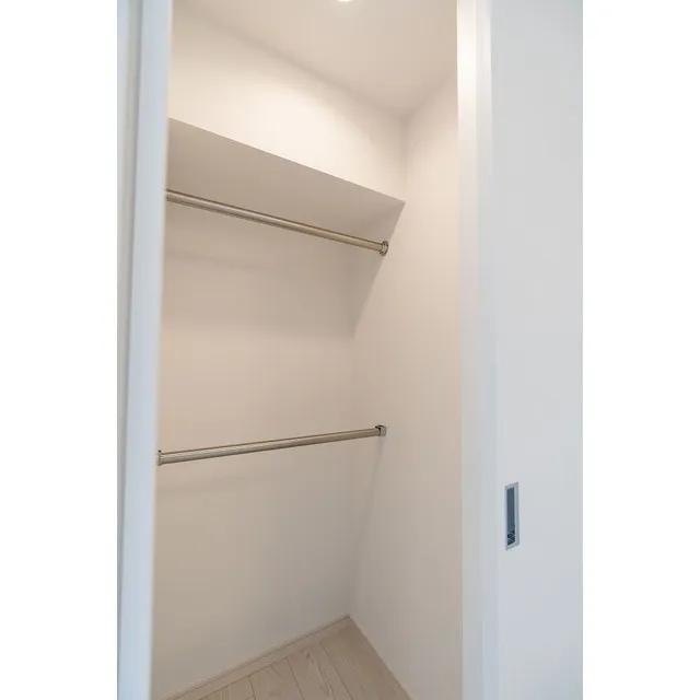 Comforia Oji - Interior - ["Fixture", "Wood", "Floor"]