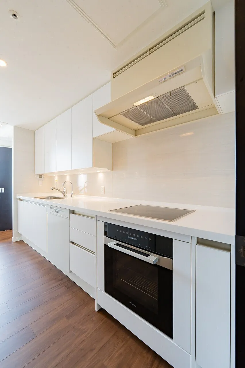 La Tour Shiodome - Interior - ["Kitchen", "Kitchen Appliance", "Flooring"]