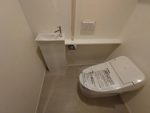 Park Tower Kachidoki South Building - Interior - ["Toilet seat", "Plumbing fixture", "Flooring"]