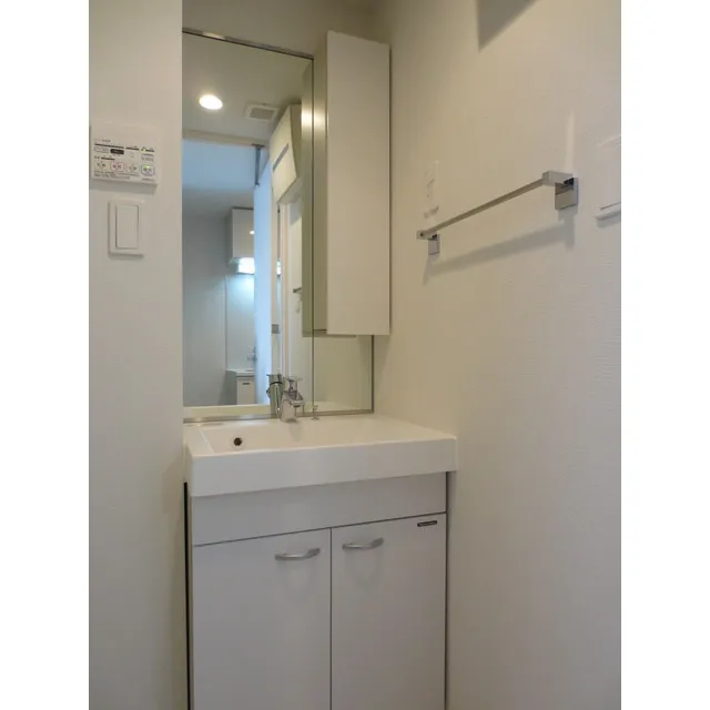 Lacras Hatagaya - Interior - ["Mirror", "Sink", "Fixture"]