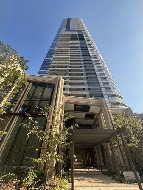 Azabudai Hills Residence B - Exterior - ["Skyscraper", "High-rise building", "Metropolitan area"]