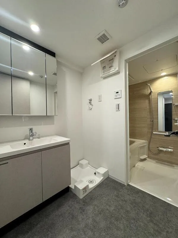 LUMIEC un Iriya - Interior - ["Flooring", "Floor", "Plumbing fixture"]