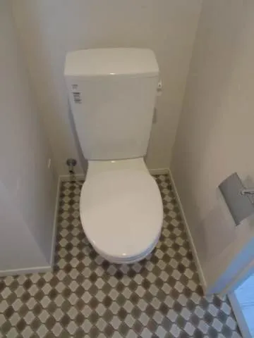 Y Square - Interior - ["Toilet seat", "Toilet", "Bathroom"]