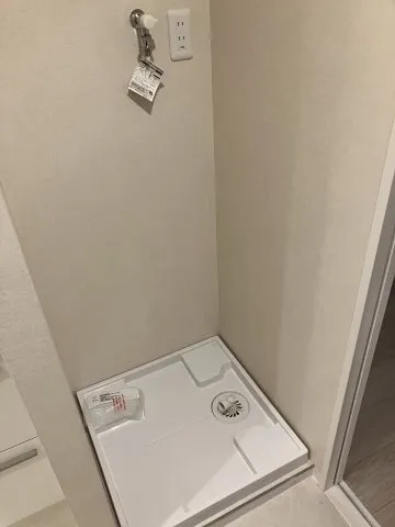 Hiroo Apartment - Interior - ["Fixture", "Rectangle", "Flooring"]