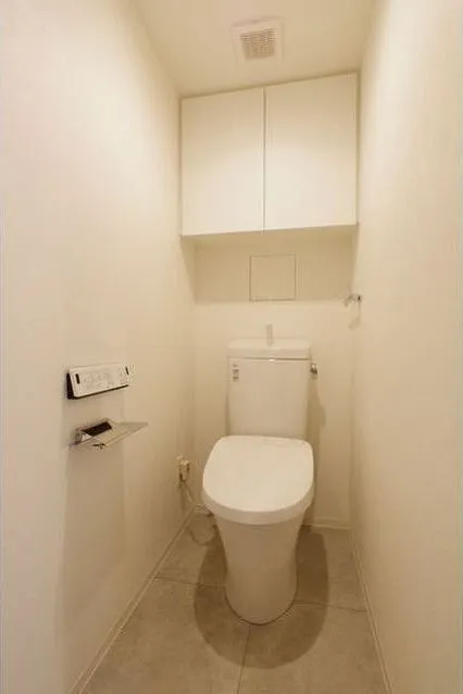 Zinnia Fudomae - Interior - ["Toilet seat", "Property", "Toilet"]