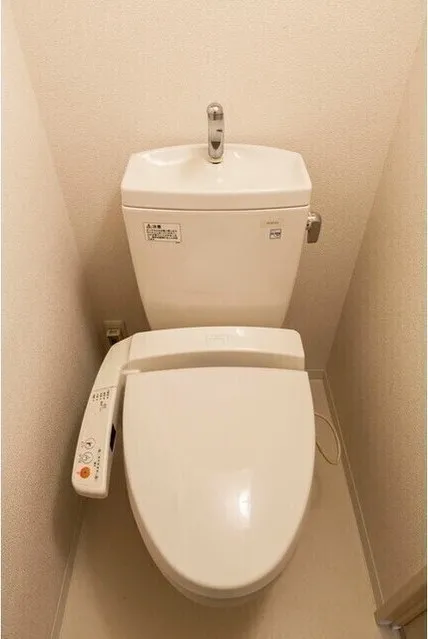 Comforia Meguro Chojamaru - Interior - ["Toilet seat", "Plumbing fixture", "Toilet"]