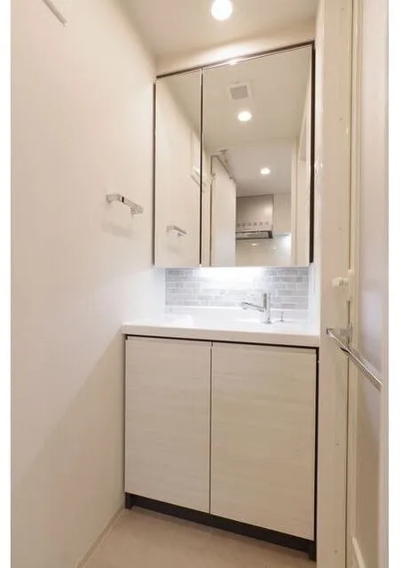Comforia Oshima DEUX - Interior - ["Flooring", "Floor", "Bathroom cabinet"]