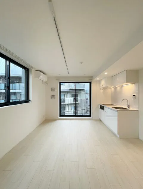 ASTILE Harajuku - Interior - ["Window", "Building", "Fixture"]