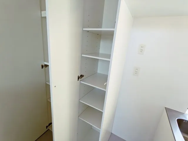 Faret Yoyogi Uehara - Interior - ["Door", "Fixture", "Wood"]